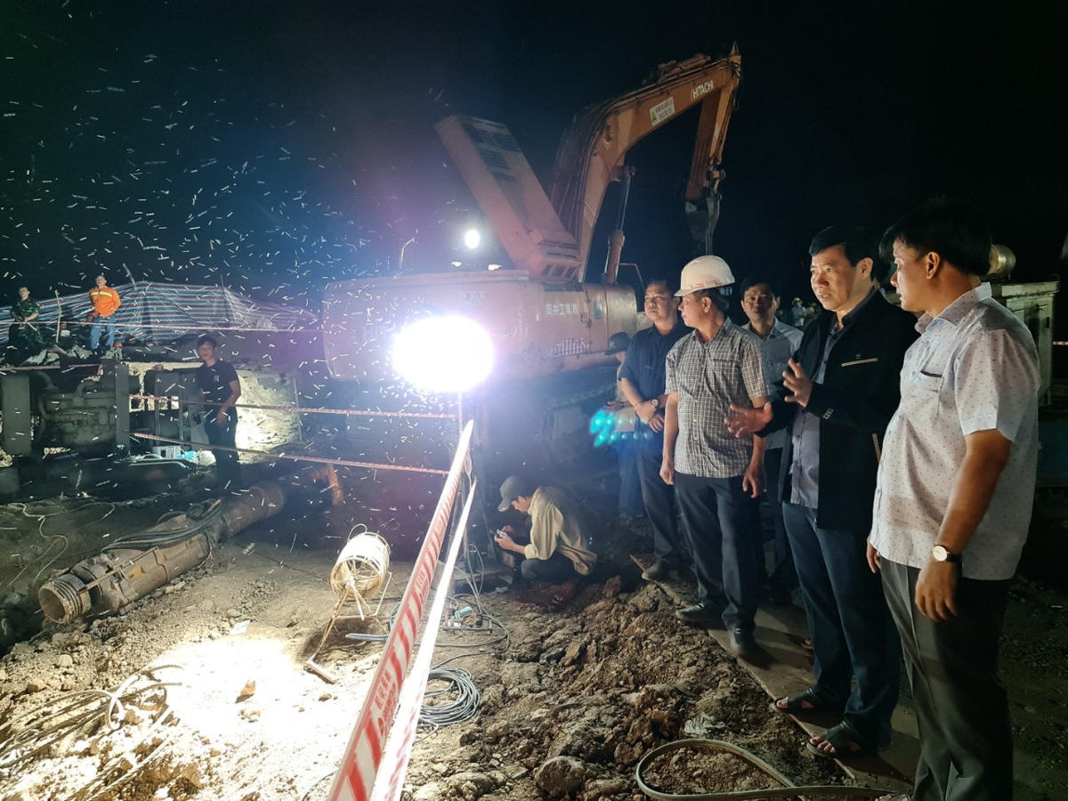 Lãnh đạo UBND tỉnh Đồng Tháp chỉ đạo trực tiếp tại hiện trường cứu hộ.