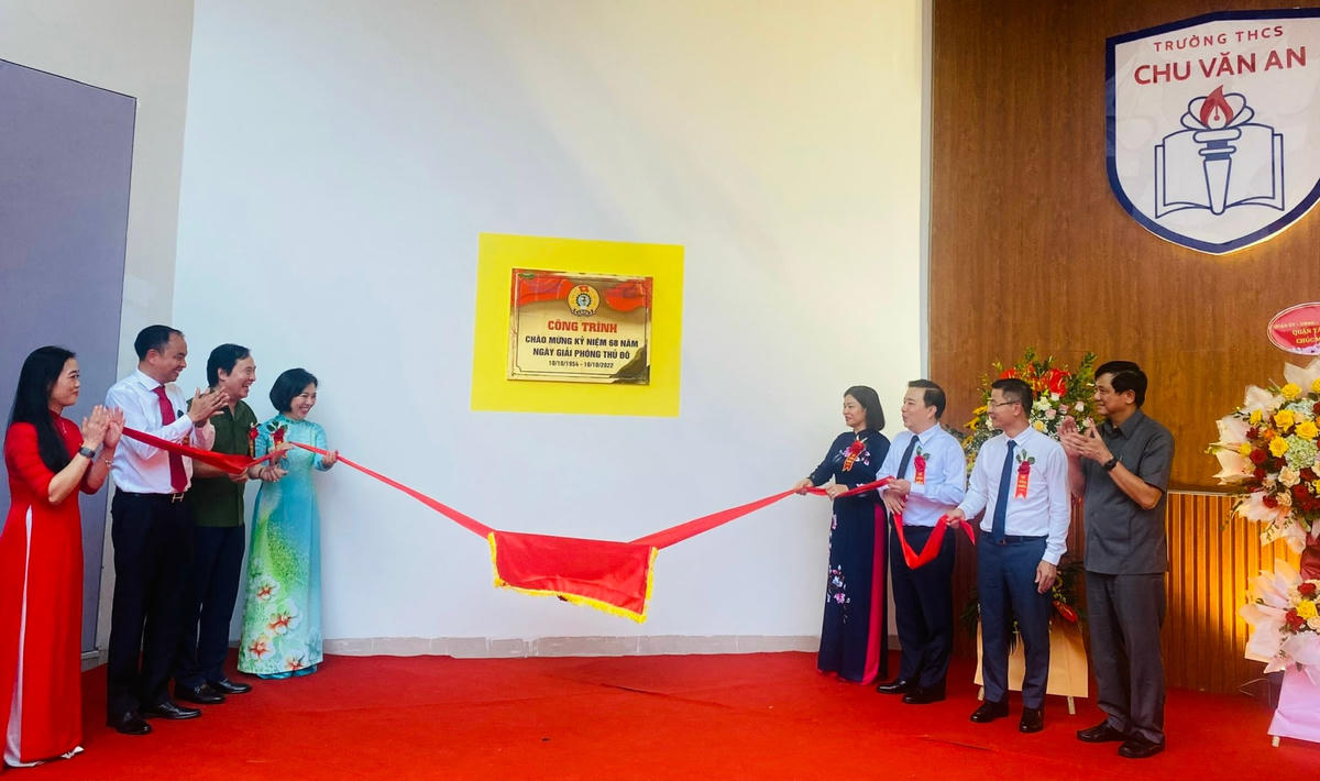 Các đại biểu thực hiện nghi lễ gắn biển công trình.