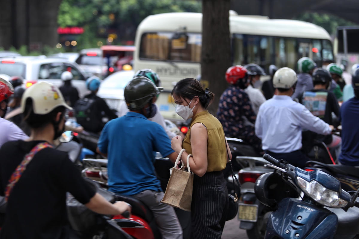 Nhiều phương tiện di chuyển lên vỉa hè khiến giao thông càng thêm hỗn loạn.