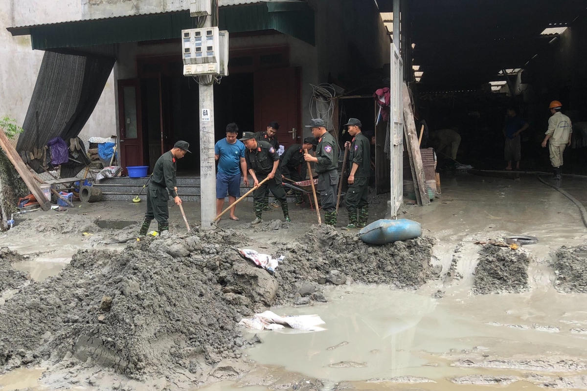 Hàng trăm CSCĐ được chia thành các tổ đến từng hộ dân (46 hộ dân), tổ chức xử lý ngăn chặn dòng chảy bùn thải, đảm bảo an toàn cho người dân, đồng thời dọn dẹp khắc phục hậu quả sau mưa lũ.