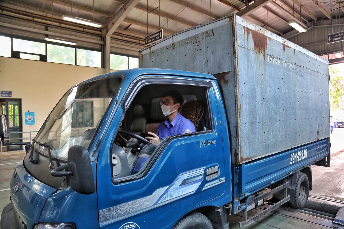 Hà Nội: Vừa hoạt động trở lại, Trung tâm đăng kiểm lại ùn ứ