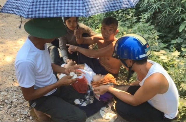 Ông Thọ (mũ cối xanh) trong một lần cứu hộ tai nạn