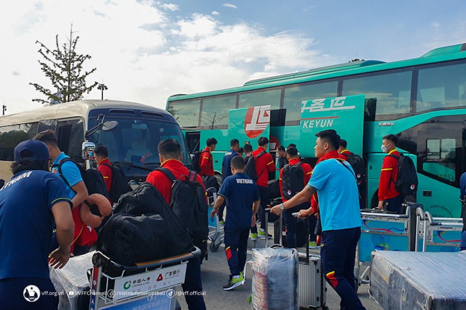 Ban tổ chức đã bố trí sẵn xe bus để phục vụ thầy trò HLV Philippe Troussier. Ảnh: VFF.