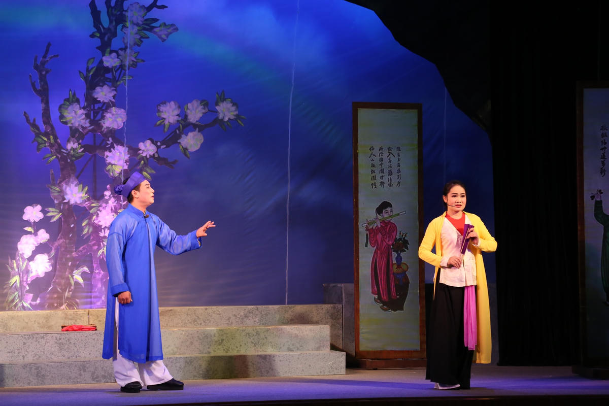 NSƯT Hồng Tươi trên sân khấu.