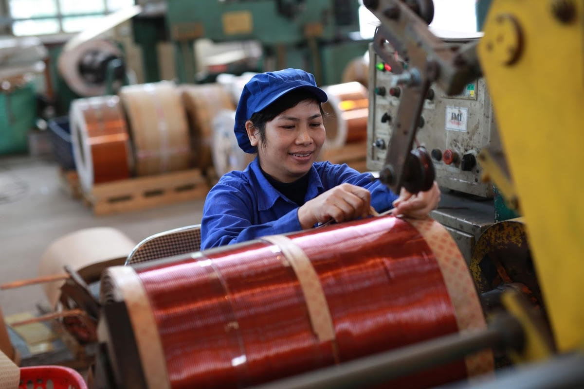 Nhiều người lao động mong muốn, nếu đã đóng bảo hiểm đủ năm thì sẽ nhận lương hưu sớm. Ảnh: Quang Vinh.