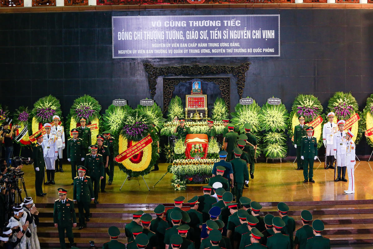 Đoàn Quân ủy Trung ương, Bộ Quốc phòng do Đại tướng Phan Văn Giang, Ủy viên Bộ Chính trị, Phó Bí thư Quân ủy Trung ương, Bộ trưởng Bộ Quốc phòng, làm trưởng đoàn vào viếng và chia buồn với gia đình Thượng tướng Nguyễn Chí Vịnh.