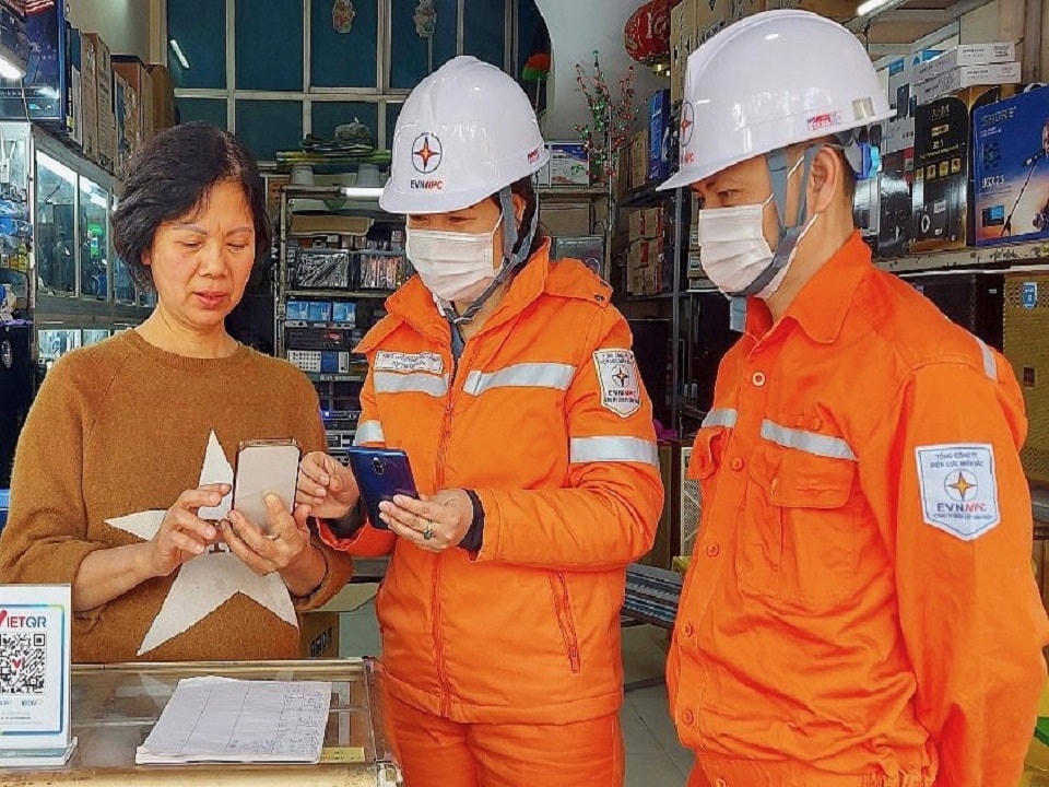 Hướng dẫn khách hàng thanh toán trích nợ tự động qua ứng dụng trên điện thoại.