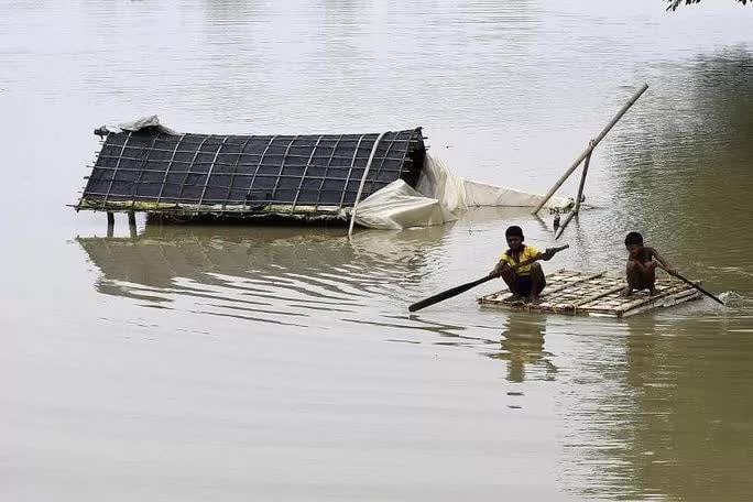 Trẻ em di chuyển đến một nơi an toàn ở Assam, Ấn Độ, vào ngày 20/6. Ảnh: EPA-EFE.