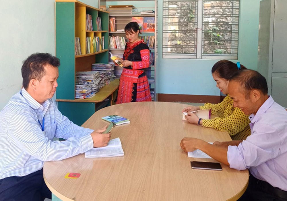 Cán bộ, nhân dân xã Pà Cò (huyện Mai Châu, tỉnh Hòa Bình) tìm hiểu, cập nhật chính sách pháp luật mới.