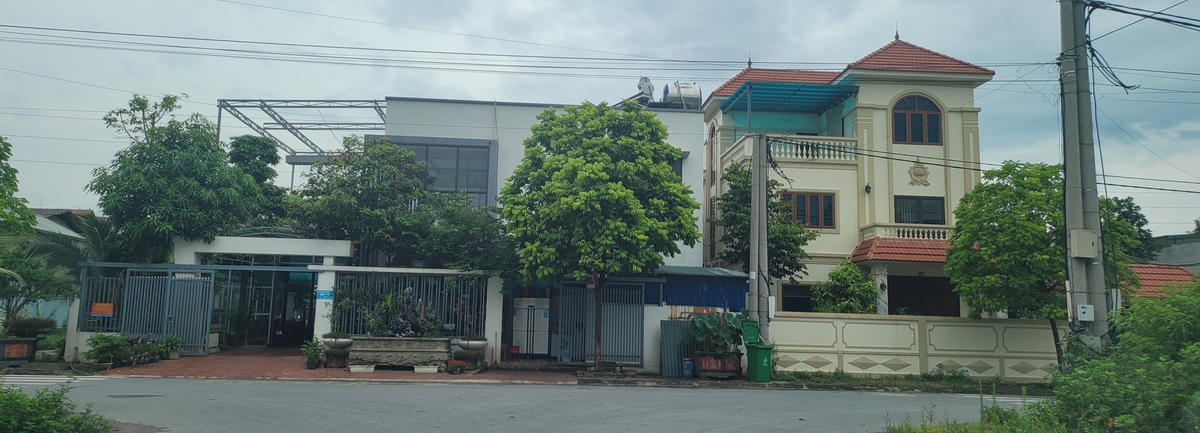 Nhiều kiến trúc được thiết kế, xây dựng giống nhà ở, biệt thự... mọc lên san sát nhau trên đất Cụm công nghiệp Làng nghề Dương Liễu.