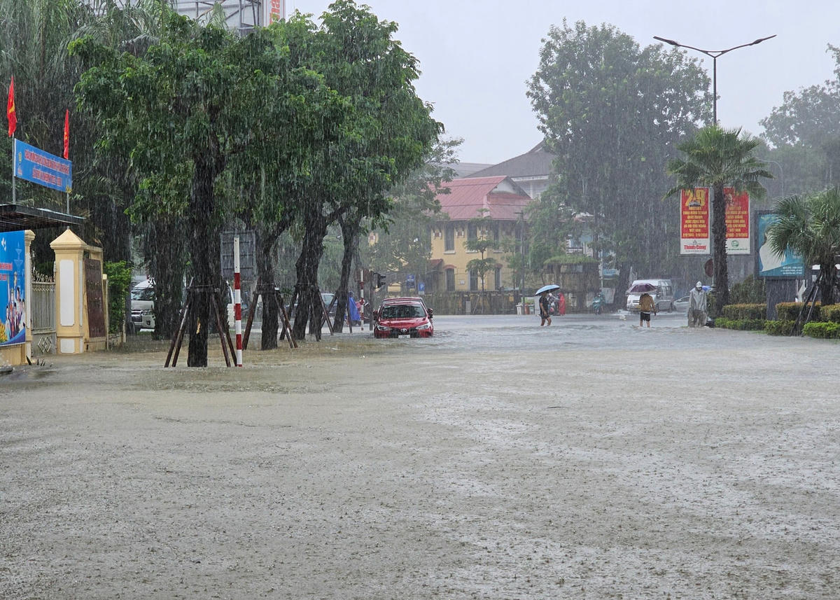 Nước ngâp sâu, nhiều xe ô tô không thể di chuyển được. Ảnh: Phúc Khang.