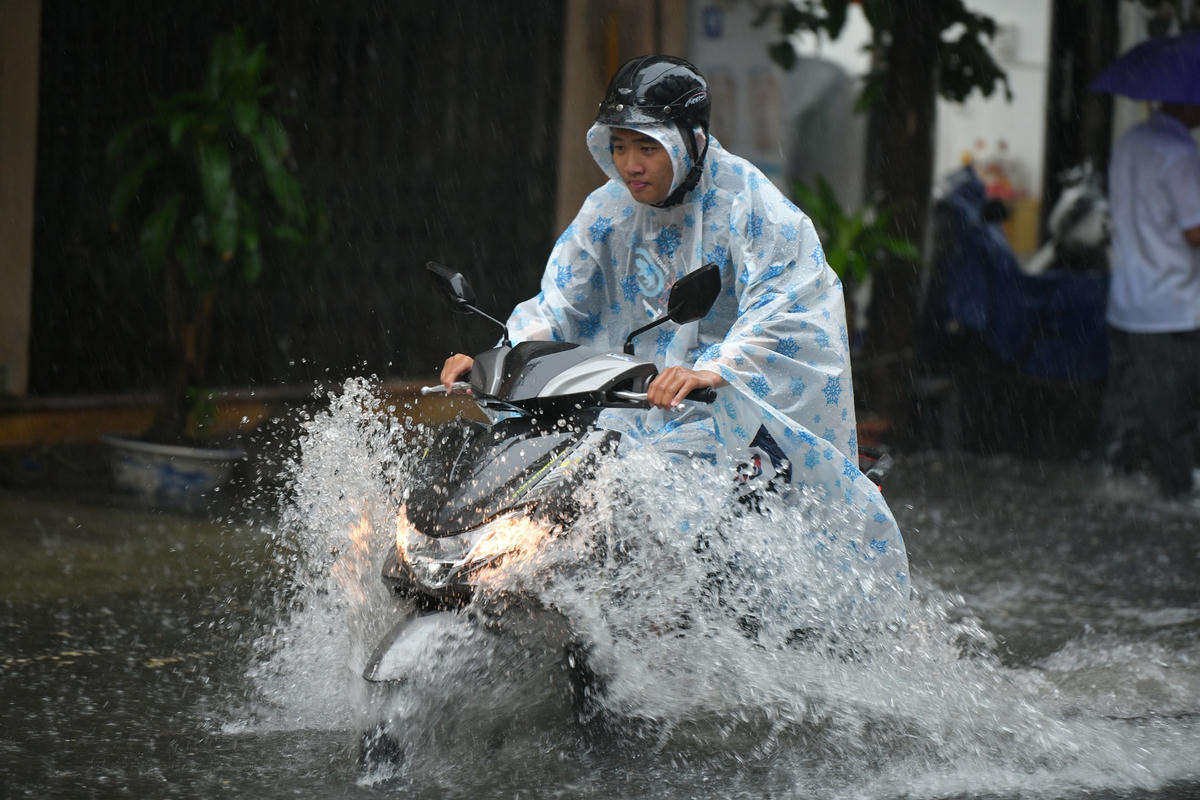 Công ty TNHH MTV Thoát nước Hà Nội cho biết, trước dự báo về khả năng xảy ra mưa, công ty đã chủ động hạ mực nước trên hệ thống. Tại thời điểm xảy ra mưa, công ty đã cho mở cửa phai của các hồ điều hòa và vận hành hợp lý các trạm bơm đầu mối: Đồng Bông, Yên Sở, Cổ Nhuế...