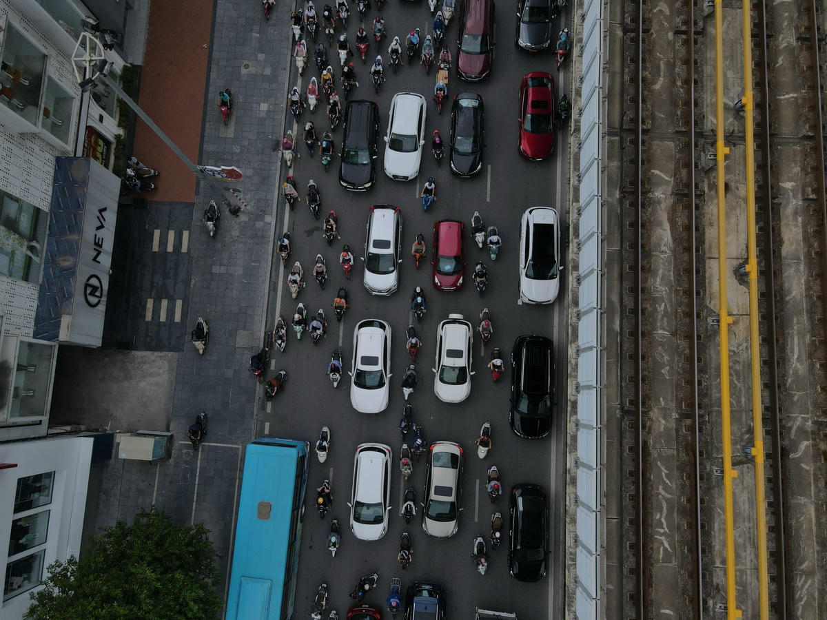 Theo ghi nhận, 7h30 ngày 5/9, tại tuyến đường Trần Phú (Hà Đông) xuất hiện tình trạng ùn ứ kéo dài. Nhiều phương tiện trèo lên vỉa hè để di chuyển gây mất an toàn cho nguời đi bộ.