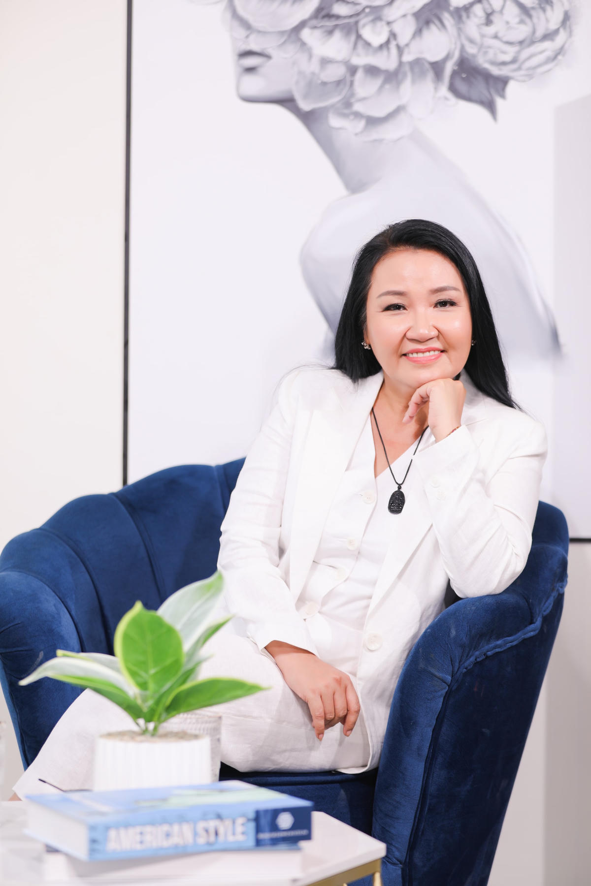 Ngân Quỳnh là một trong những nghệ sĩ hoạt động bền bỉ nhất nhì làng giải trí Việt Nam.