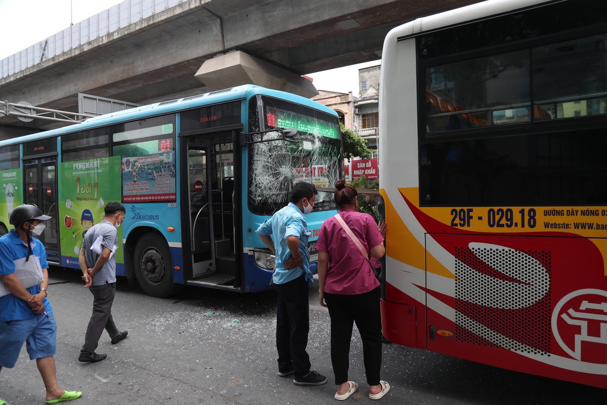 Các tài xế lái xe đang kiểm tra mức độ hư hỏng của xe.