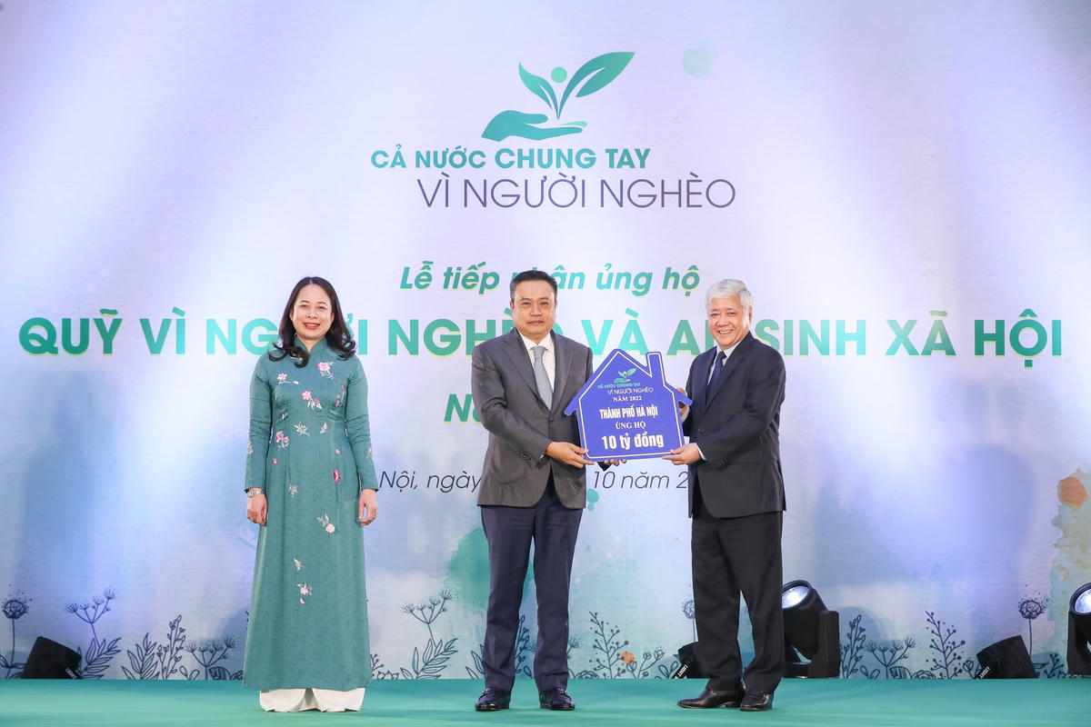 Chủ tịch UBTƯ MTTQ Việt Nam Đỗ Văn Chiến và Phó Chủ tịch nước Võ Thị Ánh Xuân tiếp nhận ủng hộ Quỹ “Vì người nghèo”.