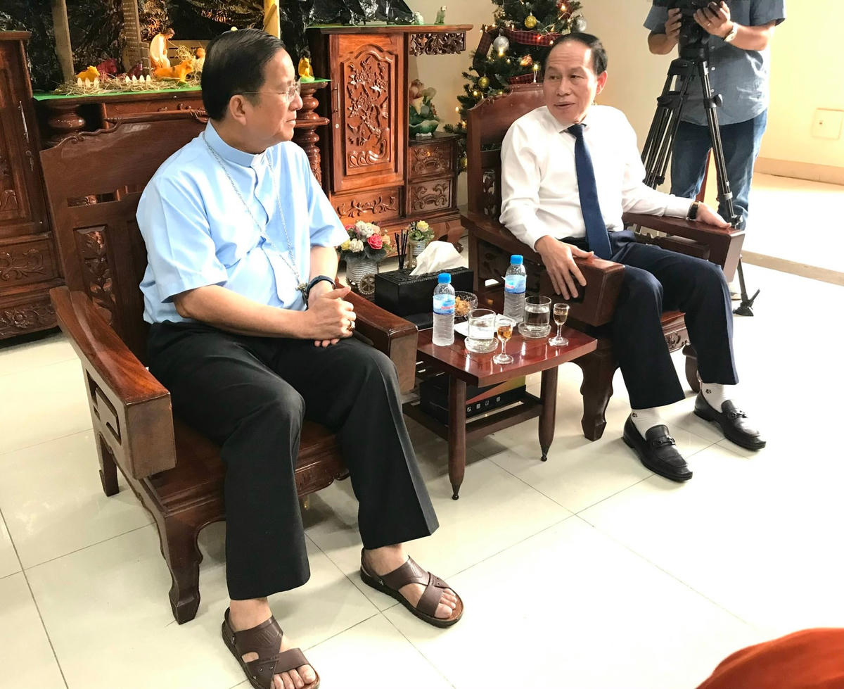 Phó Chủ tịch - Tổng Thư ký UBTƯ MTTQ Việt Nam Lê Tiến Châu trao đổi với Giám mục Giuse Nguyễn Tấn Tước tại Giám mục chính tòa Giáo phận Phú Cường.