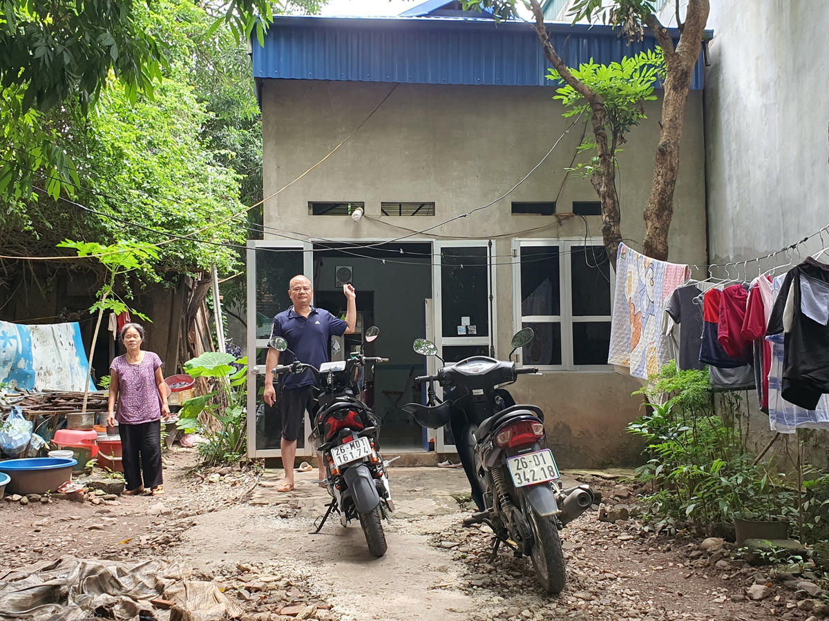 Không những gia cảnh khó khăn mà văn bản "vận động" của thị trấn được gửi tới nơi mình công tác đã khiến anh V. bị hạ thi đua, khen thưởng.
