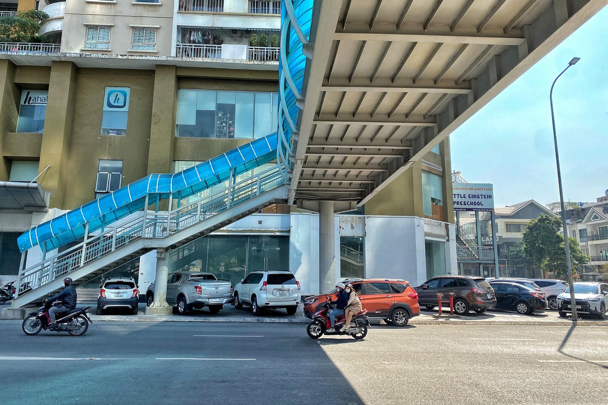 Có thể thấy rằng, vỉa hè của Hà Nội đang ngày càng bị "bức tử" vì vậy, lực lượng chức năng cần quyết liệt hơn trong việc xử lý tránh tình trạng nhờn luật.