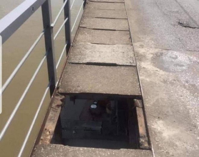 Đặc biệt, trước đó ngày 4/5 cầu Long Biên đã gặp sự cố sập tấm đan trên cầu bộ hành tạo thành một lỗ thủng to ước một người lớn chui lọt, nhìn thấy cả các bộ phận, kết cấu cầu phía bên dưới.