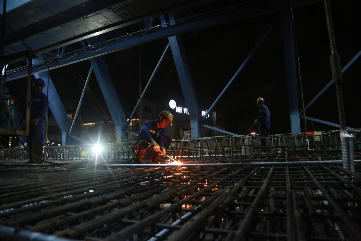Hà Nội: Xuyên đêm hợp long nhịp cầu cuối đường Vành đai 2 trên cao