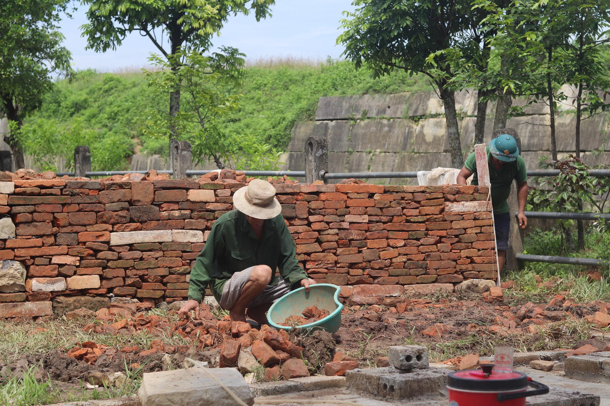 Đến nay, sau nhiều cuộc khai quật, khảo sát, các nhà khoa học vẫn chưa thể chứng minh chính xác được bằng cách nào, người thợ xưa có thể tời những khối đá nặng hàng chục tấn lên cao như vậy.  Ảnh: Đình Minh 