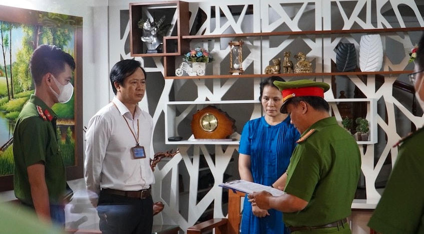 Công an Đà Nẵng thực hiện khởi tố, bắt giam ông Tôn Thất Thạnh, Giám đốc CDC Đà Nẵng (áo trắng) chiều tối 26/6. Ảnh Công an cung cấp