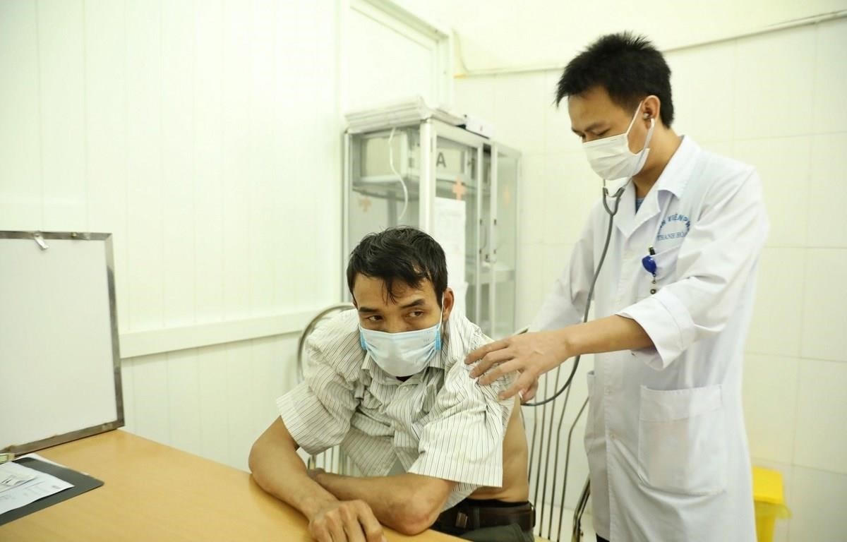 Thăm khám cho bệnh nhân lao. Ảnh: TTXVN.