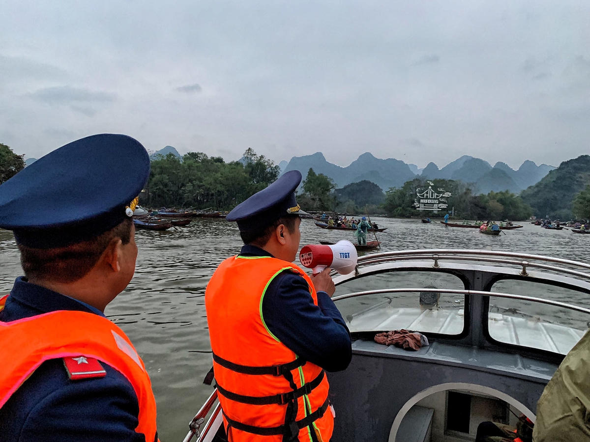 Vì vậy, để đảm bảo an toàn cho du khách, Đội Thanh tra GTVT đường thuỷ nội địa (Sở GTVT Hà Nội) liên tục kiểm tra, xử lý những trường hợp vi phạm.
