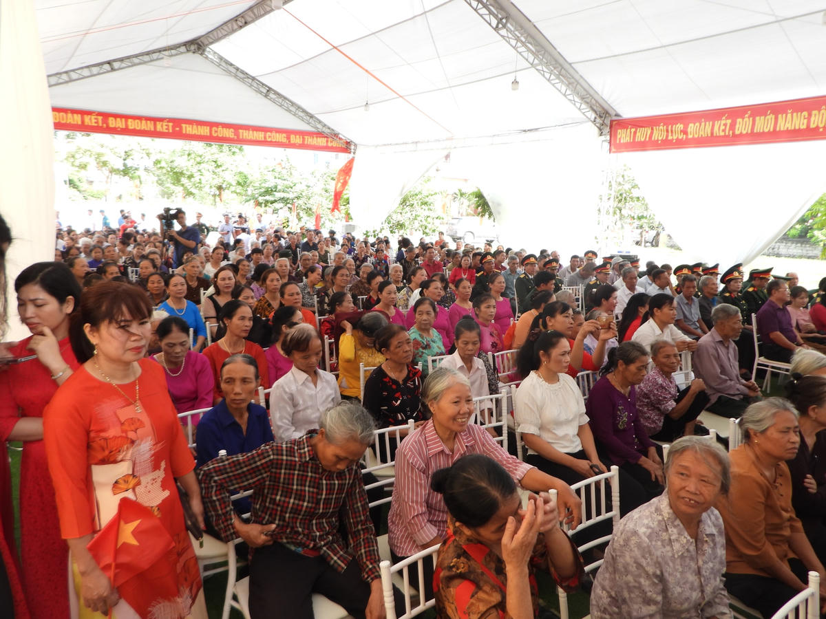 Người dân thôn Bình Dân nô nức tham dự Ngày hội.