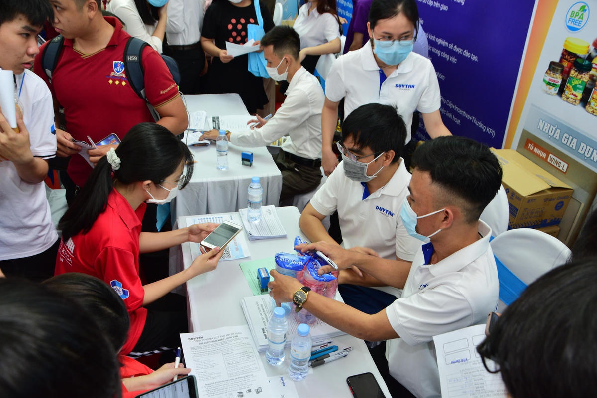Người lao động tìm việc tại một ngày hội tuyển dụng việc làm do Trung tâm Dịch vụ việc làm Thanh niên TPHCM tổ chức.  Ảnh: LÊ THANH