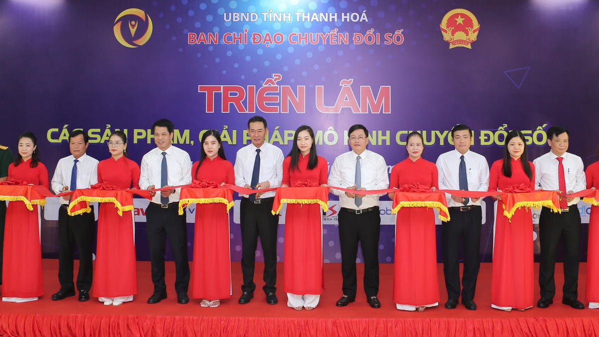 Các đại biểu cắt băng khai trương triển lãm các sản phẩm, giải pháp, mô hình chuyển đổi số tại Thanh Hoá.