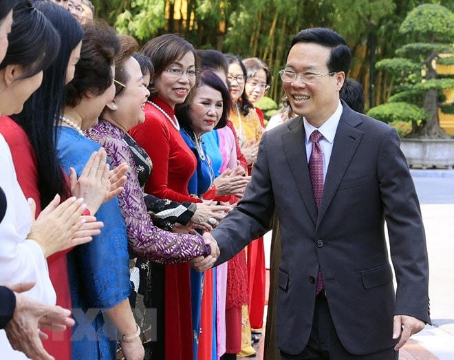 Chủ tịch nước nước Võ Văn Thưởng với các nữ doanh nhân tiêu biểu. Ảnh: TTXVN.