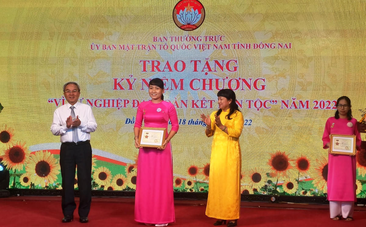 Đại diện Lãnh đạo Ban Công tác phía Nam UB TƯ MTTQ Việt Nam trao kỷ niệm chương “Vì sự nghiệp Đại đoàn kết dân tộc” cho cá nhân có nhiều cống hiến cho sự nghiệp Đại đoàn kết dân tộc. Ảnh: Duy Nam.