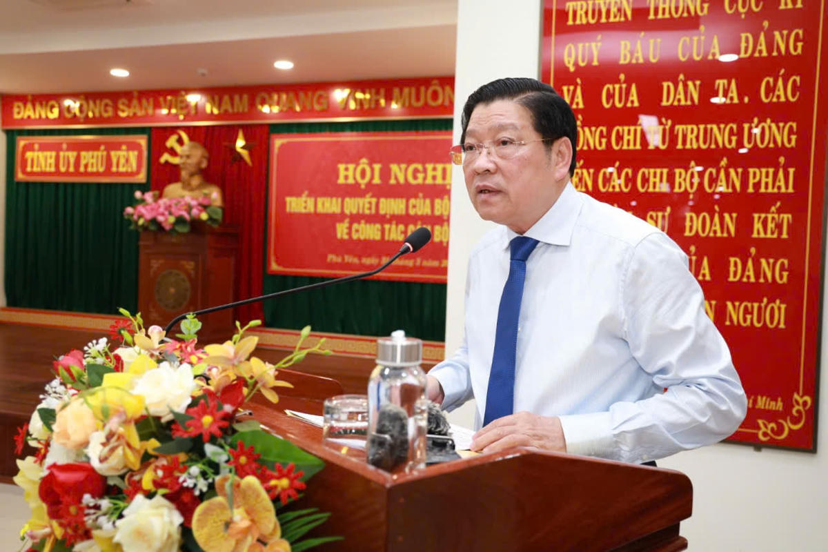 Trưởng ban Nội chính Trung ương Phan Đình Trạc trao quyết định và tặng hoa chúc mừng tân Bí thư Tỉnh ủy Cao Thị Hòa An. Ảnh: HÀ MY