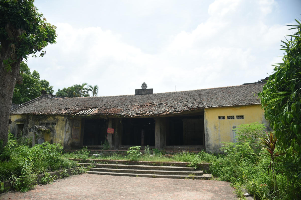 Điểm nhấn của chùa là nhà tiền đường 5 gian, quay về phía tây nhìn ra sông Nhuệ. Trải qua thăng trầm thời gian, ngôi chùa đang có dấu hiệu xuống cấp trầm trọng, mái ngói nhiều chỗ đã bị xô, vỡ vụn để lộ ra nhiều lỗ thủng lớn, tường nhà nứt, cửa gỗ, nhiều cột gỗ bị mối mọt ăn mục rỗng bên trong. Trước cửa chùa có một cây cổ thụ với bộ rễ to, phá vỡ nền gạch xung quanh.