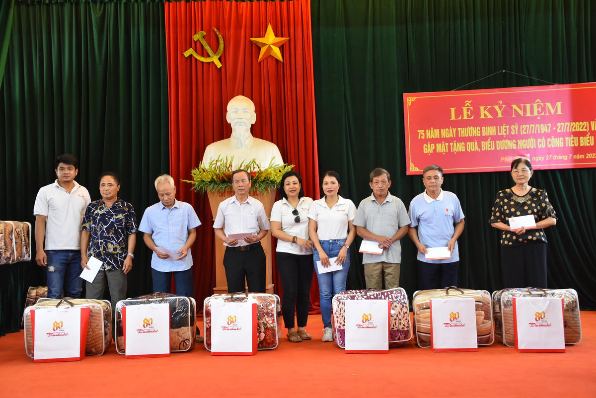 Báo Đại Đoàn Kết thăm, tặng quà thương binh, gia đình liệt sĩ tại huyện Phú Xuyên