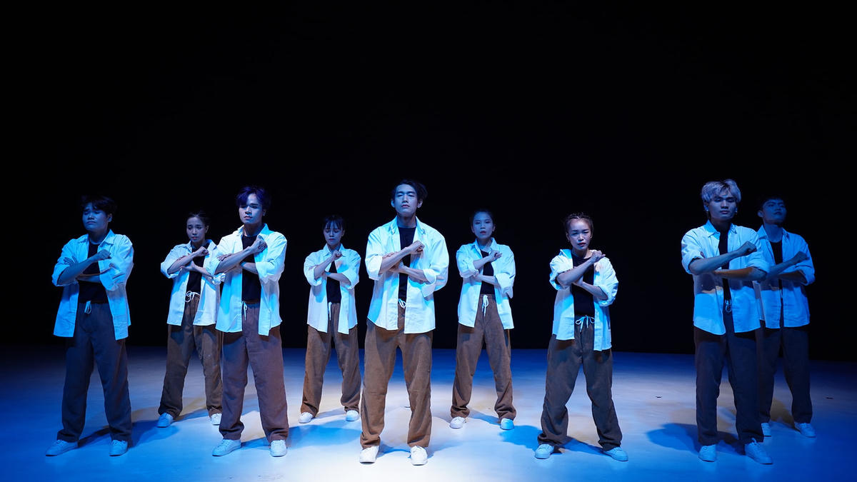 Khi biểu diễn cùng nhóm nhảy, Quang Đăng diện trang phục đơn giản nhưng vẫn thể hiện được cá tính, sự đồng nhất giữa các thành viên nhóm nhảy với nhau.