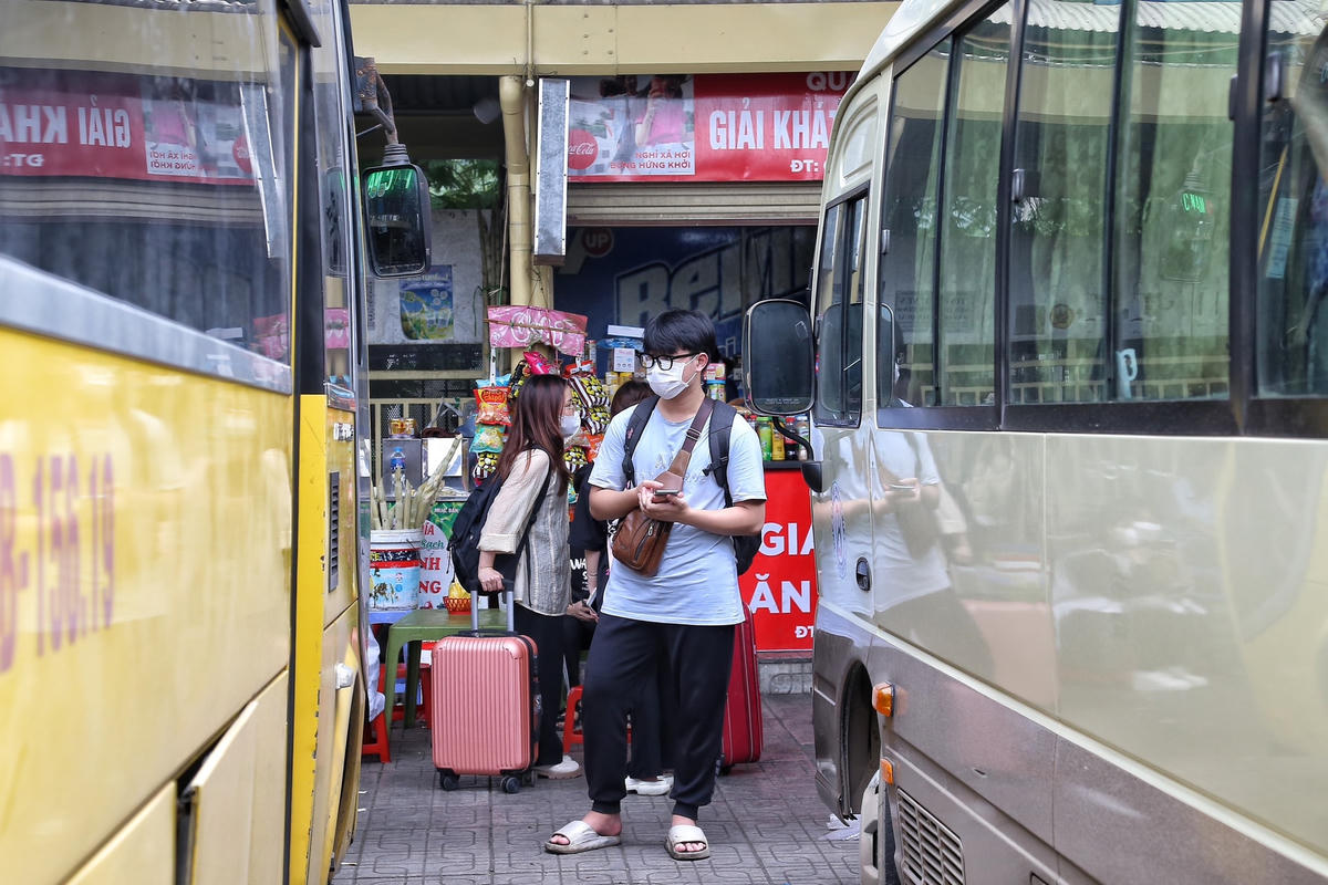 Anh Lò Văn Tư quê Lai Châu chia sẻ, năm nay kỳ nghỉ lễ 30-4 và 1-5 được kéo dài tới 5 ngày nên sau khi sắp xếp các công việc ở Hà Nội anh đi ra bến xe để mua vé về quê.