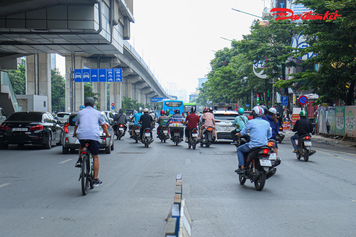 Sau khi đi hết dải phân cách cứng, người dân lại tiếp tục di chuyển sai làn đường.