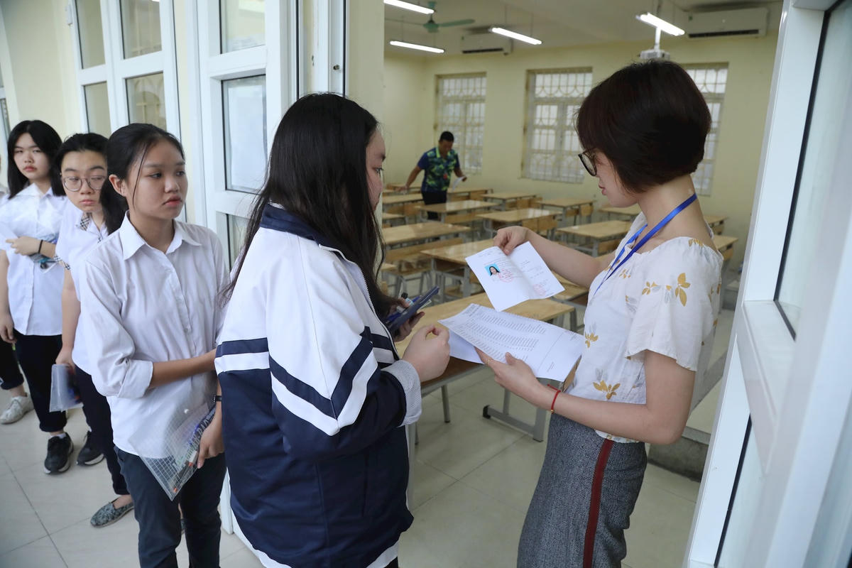 thi-sinh-du-thi-lop-10-vinh-(1).jpg
