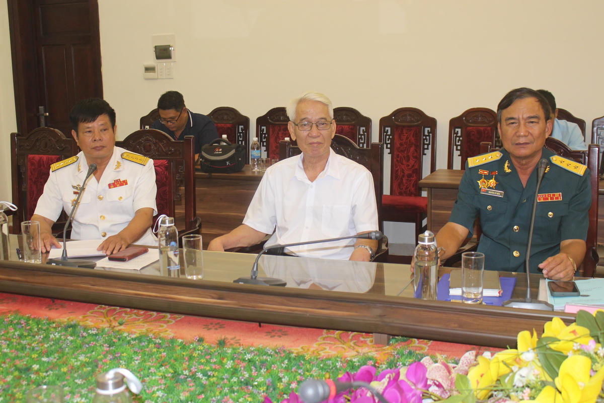 Các đại biểu tham dự buổi lễ.
