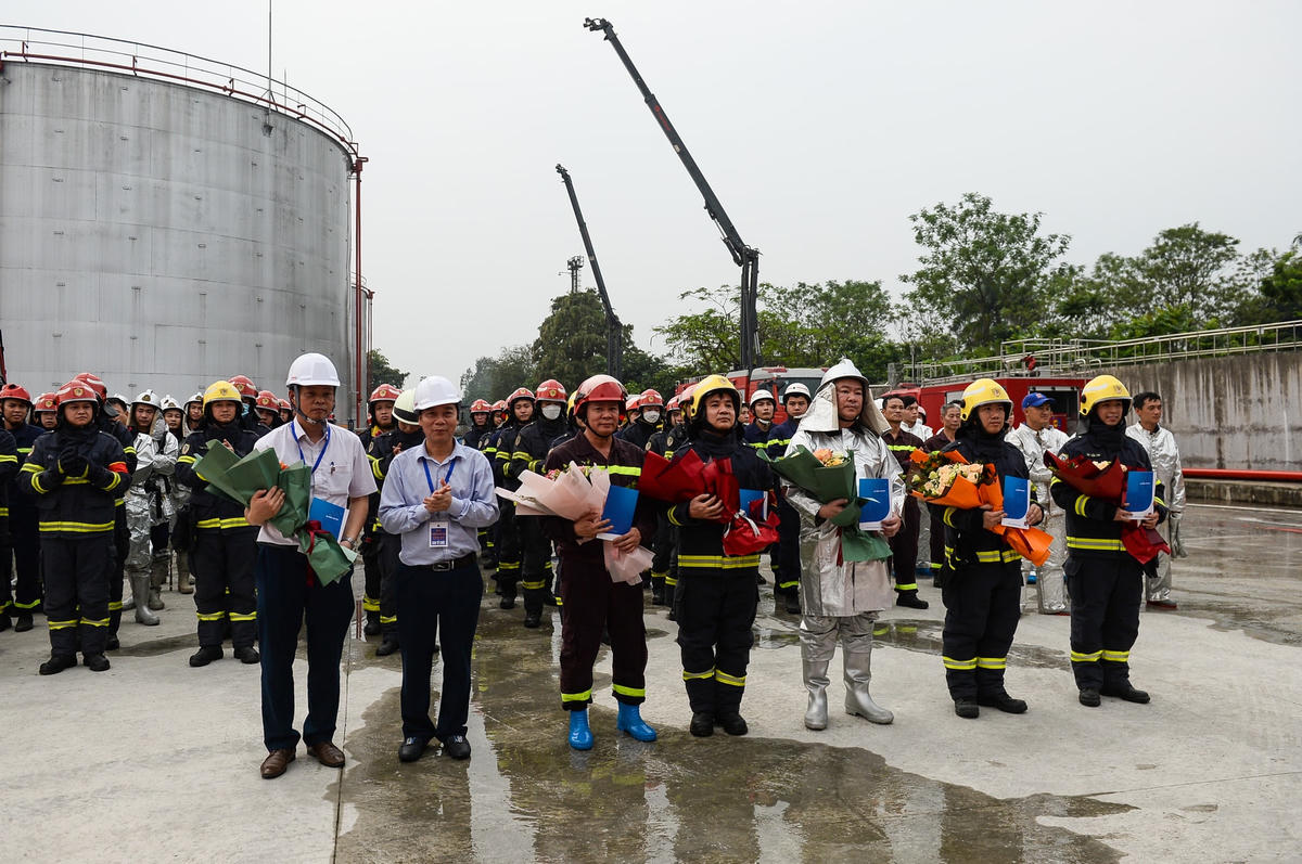 Đánh giá về buổi diễn tập, Đại tá Phạm Trung Hiếu, Trưởng phòng Cảnh sát phòng cháy, chữa cháy và cứu nạn, cứu hộ (Công an thành phố Hà Nội) cho biết, lực lượng chữa cháy cơ sở đã bảo đảm cứu người và chữa cháy từ phút đầu nên đã giảm thiểu được thiệt hại. Các lực lượng chuyên nghiệp phối hợp nhịp nhàng, đánh giá đúng thực địa, hướng gió và ngoại cảnh để bảo đảm hiệu suất chữa cháy cao nhất. Phương án diễn tập thực hành đúng các kỹ năng chữa cháy đồng bộ, tạo thành nhiều lớp, vừa chặn giặc lửa, vừa phun giảm áp cho bể chứa xăng, cho các trang thiết bị và các chiến sĩ trên tuyến đầu.