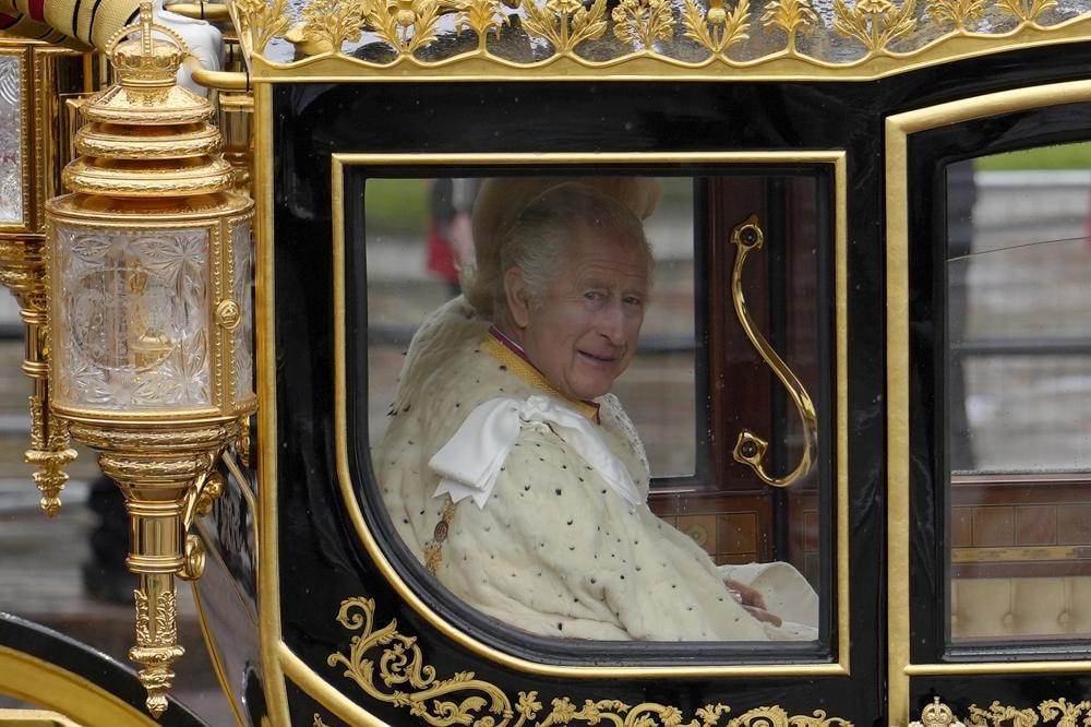 Vua Charles III và Hoàng hậu Camilla trên đường đến Tu viện Westminster. Ảnh: AP.