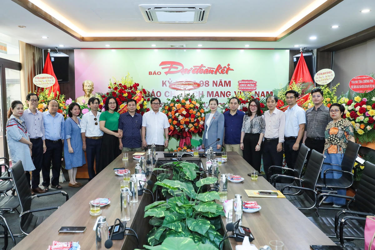 Phó Chủ tịch Trương Thị Ngọc Ánh chúc mừng tập thể cán bộ, phóng viên, biên tập viên Báo Đại Đoàn Kết.