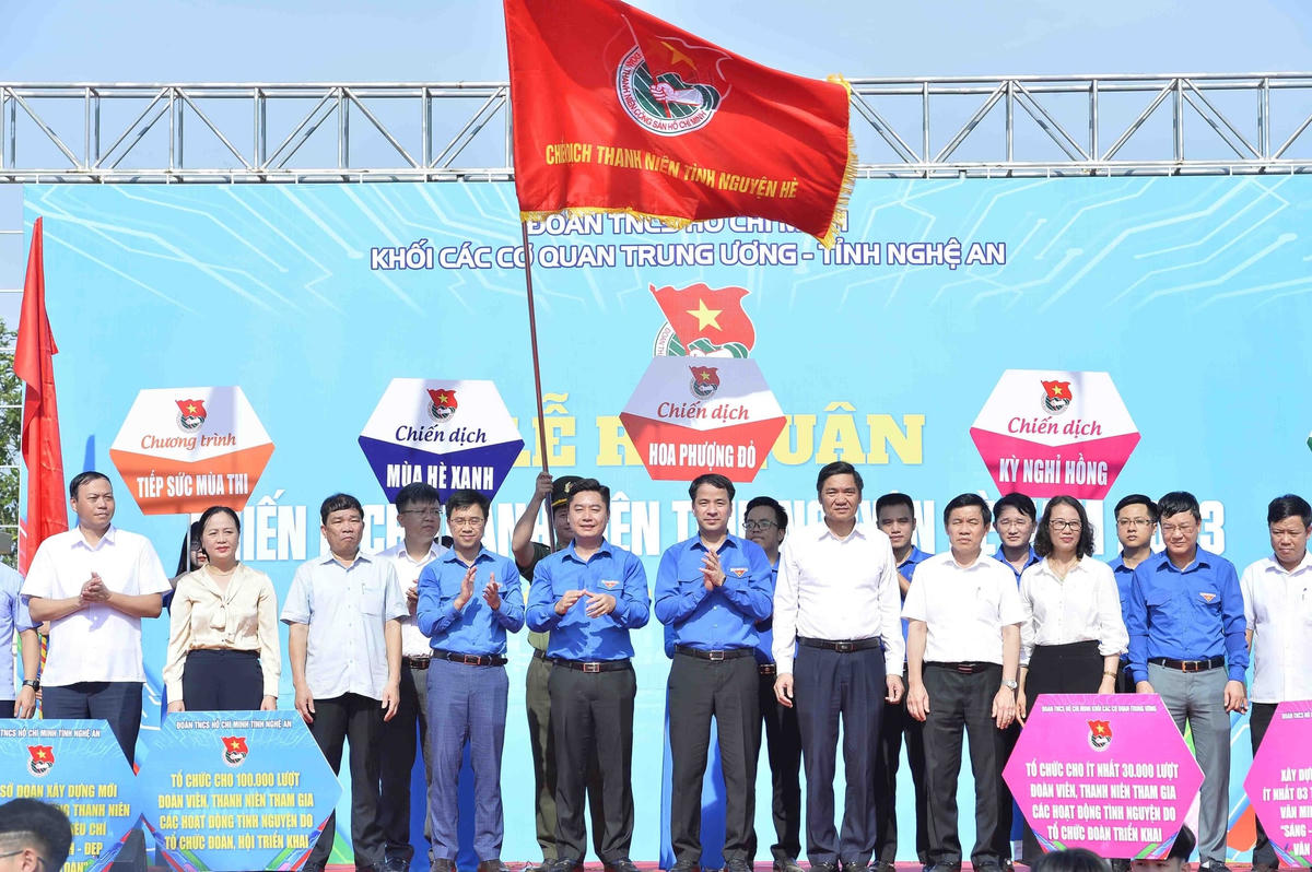 Nghi thức Phát động ra quân Chiến dịch Thanh niên tình nguyện Hè năm 2023. Ảnh: Minh Đức/TTXVN.