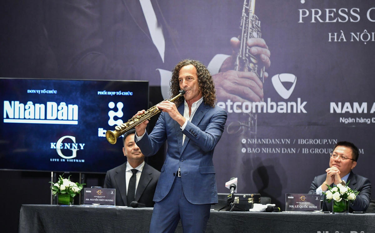 Nghệ sĩ Kenny G trình diễn tại buổi họp báo trong sự thích thú của truyền thông. Ảnh: BTC cung cấp.