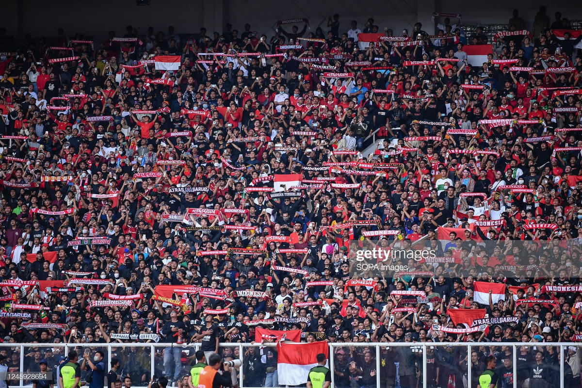 50.000 CĐV Indonesia trên khán đài Gelora Bung Karno liên tục gây sức ép cho tuyển Thái Lan, khiến đội khách chỉ có trận hòa 1-1.