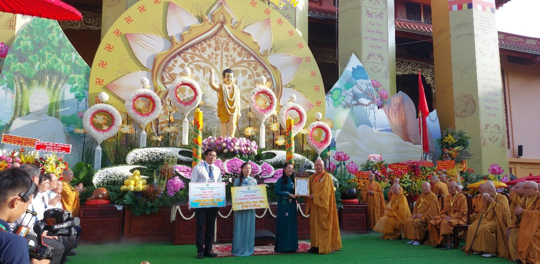 Hàng ngàn Tăng Ni, Phật tử dự Đại lễ Phật đản Phật lịch 2567 tại Việt Nam Quốc Tự