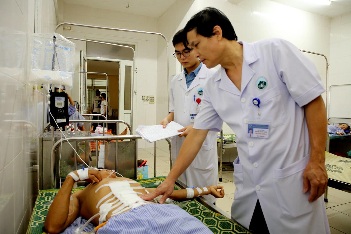 Bệnh nhân H.B.B hiện đã ổn định, tỉnh táo, tiếp xúc tốt và đang tiếp tục được theo dõi điều trị hậu phẫu.